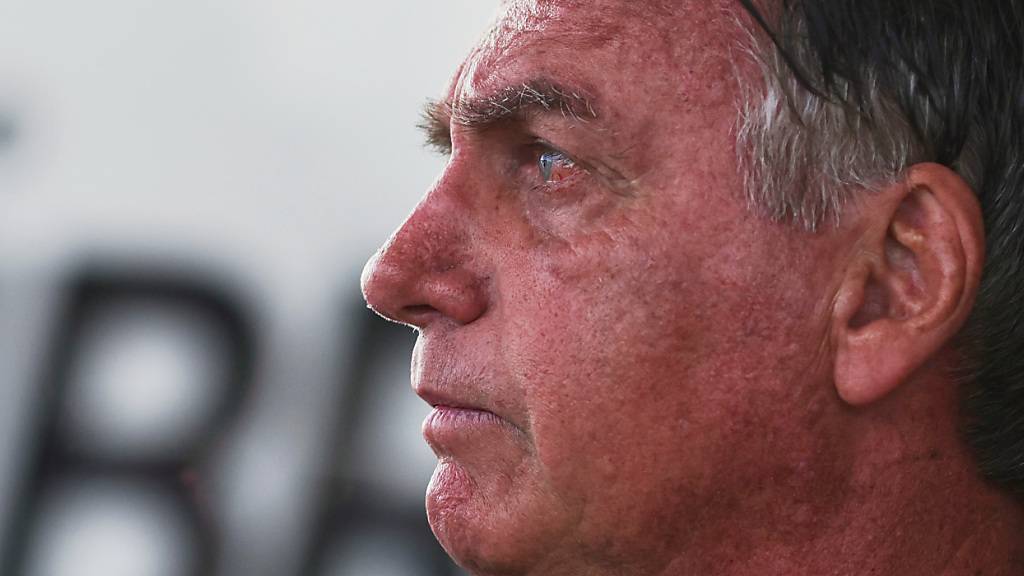 ARCHIV - Brasiliens ehemaliger Präsident Jair Bolsonaro kommt auf dem internationalen Flughafen von Brasilia an und spricht zu Medienvertretern. Foto: Luis Nova/AP/dpa/Archivbild