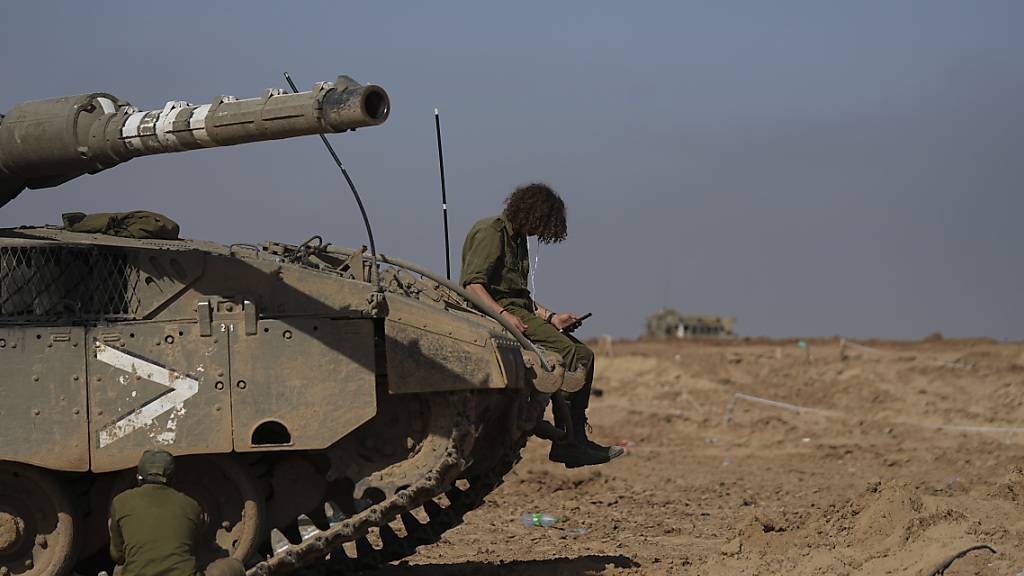 Ein israelischer Soldat auf einem Panzer. Foto: Tsafrir Abayov/AP/dpa
