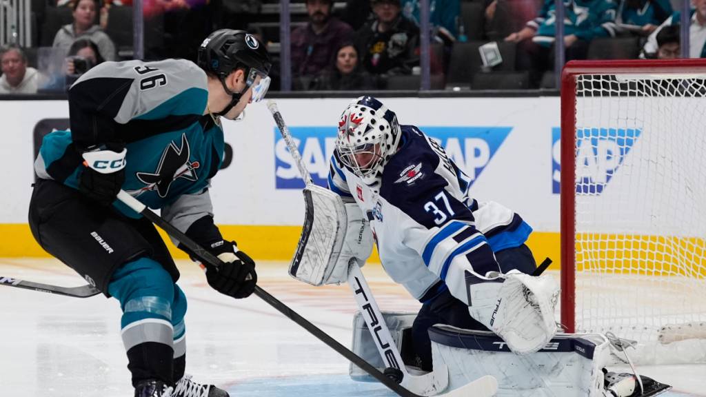 Philipp Kurashev (hier scheitert er am Jets-Torhüter Connor Hellebuyck) erringt mit den Sharks einen wichtigen Sieg