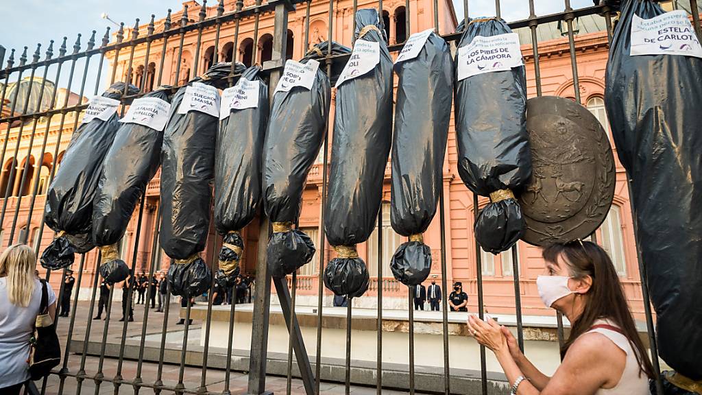 Schwarze Säcke, die an Leichensäcke erinnern, hängen bei einem Protest vor der Casa Rosada, dem Palast des Präsidenten von Argentinien.