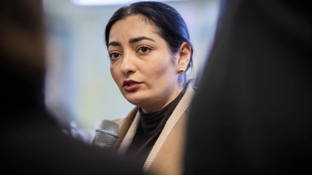 ARCHIV - Reem Alabali Radovan (SPD), Bundesministerin für wirtschaftliche Zusammenarbeit und Entwicklung, spricht bei der Eröffnung der Unicef-Aktion «Kindheit in der Ukraine: Lernen im Krieg» im U-Bahnhof Alexanderplatz. Foto: Christoph Soeder/dpa