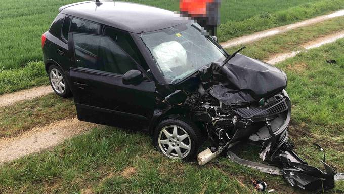 Auto gerät in Schnottwil auf Gegenfahrbahn – zwei Verletzte und Totalschaden