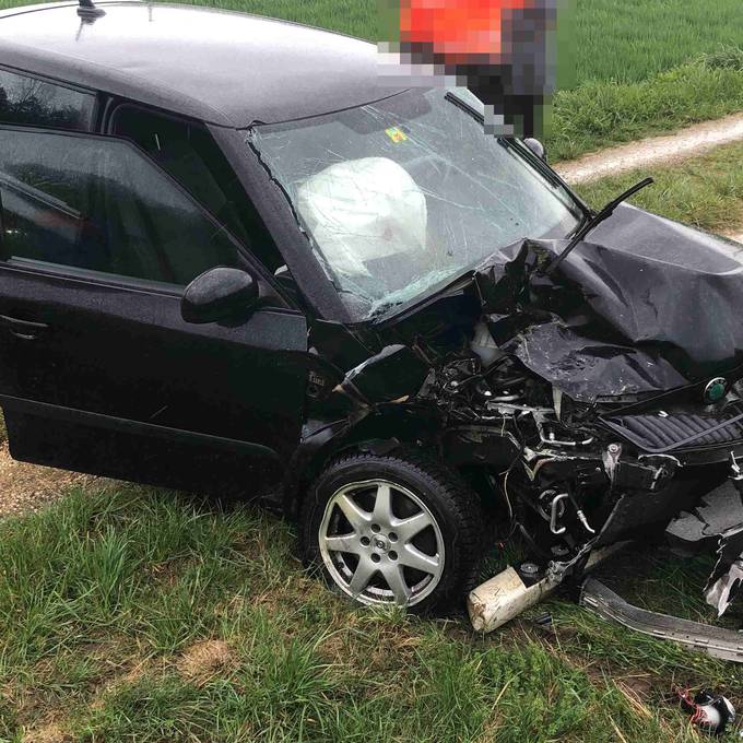 Auto gerät in Schnottwil auf Gegenfahrbahn – zwei Verletzte und Totalschaden