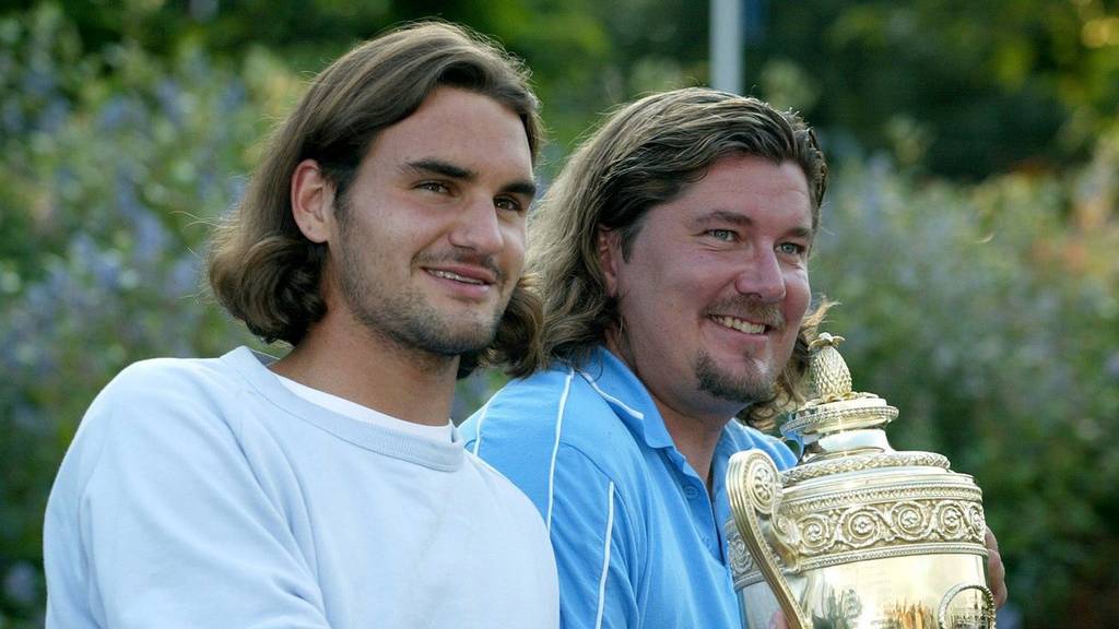 Federer und Lundgren posieren mit der Wimbledon-Trophäe. 