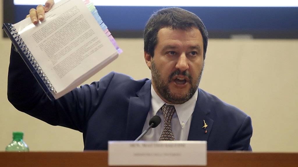 Innenminister Matteo Salvini präsentiert Journalisten sein umstrittenes Einwanderungsdekret.