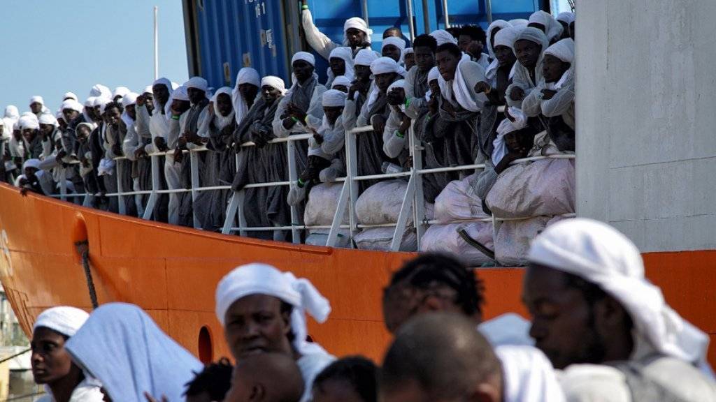 Flüchtlinge aus Afrika verlassen das Schiff «Aquarius» am 26. Juni nach der Ankunft in Messina auf Sizilien.