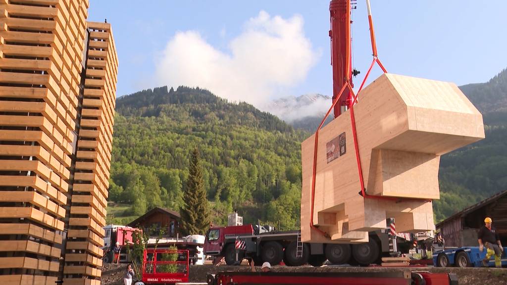 Die grösste Holzkuh der Welt passiert den Brünig: Marc Trauffer transportiert 30 Tonnen XXL-Kuh
