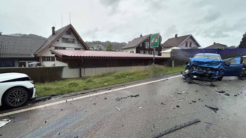 Auf der Umfahrungsstrasse bei Teufen AR stiessen zwei Autos frontal ineinander.