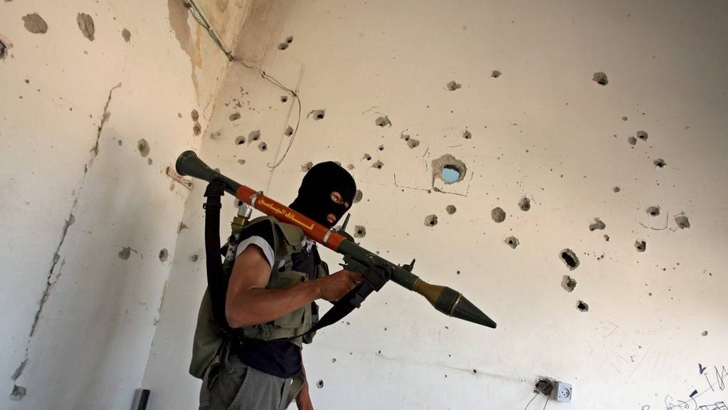 Ein Kämpfer der Hamas in einem zerstörten Gebäude in Gaza. (Archivbild)