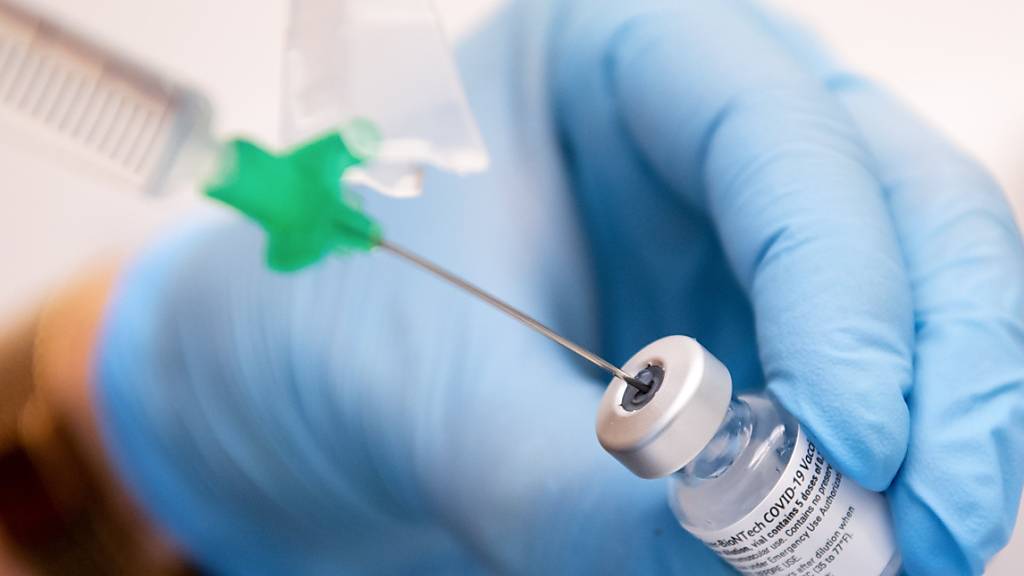 Eine Klinik-Mitarbeiterin zieht den Covid-19-Impfstoff von Biontech/Pfizer auf eine Spritze. Biontech/Pfizer haben jetzt auch in Europa eine Zulassung ihres Corona-Impfstoffs für Kinder von fünf bis elf Jahren beantragt. Die Unternehmen teilten das am Freitag in Mainz und New York mit.