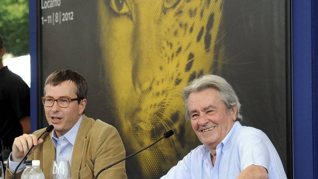 Alain Delon (r) war noch nie am Wiener Opernball, am Filmfestival Locarno aber schon. An der Pressekonferenz 2012 sitzt er neben dem Festivaldirektor Olivier Pere (Archiv)