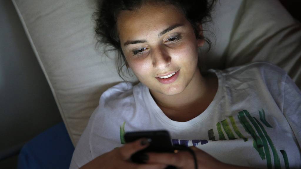 Mädchen Bett Smartphone Jugendliche