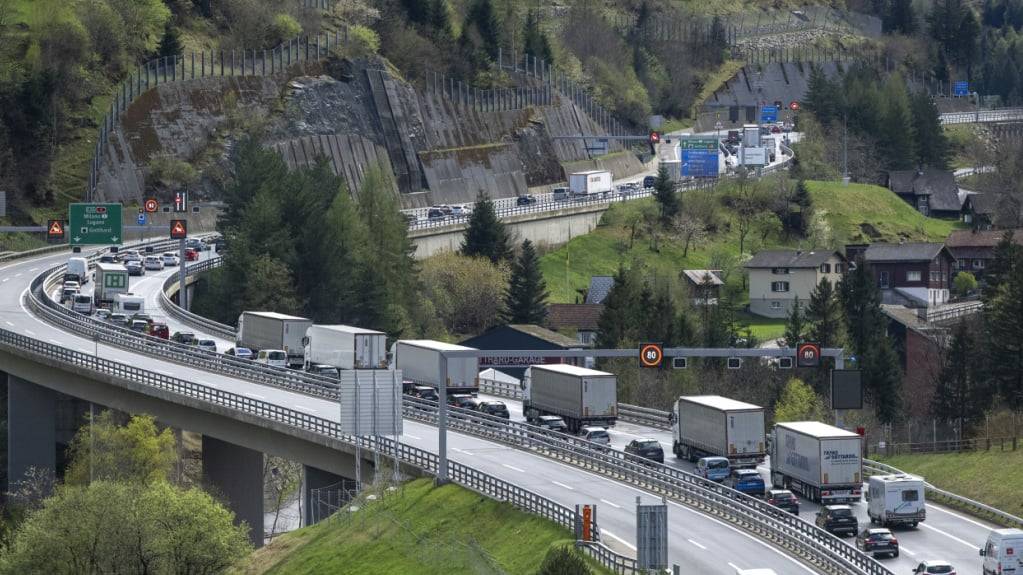 Stau auf der A2 im Kanton Uri Richtung Süden: Dieses Bild von April dieses Jahres zeigte sich auch am Sonntag wieder. (Archivbild)