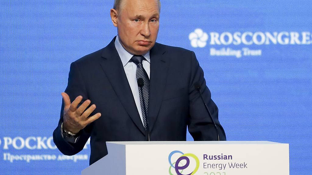 Kremlchef Wladimir Putin, droht dem Friedensnobelpreisträger Dmitri Muratow bei einer Rede während der Plenarsitzung der Russischen Energiewoche. Putin mahnt den Journalisten zur Achtsamkeit. Foto: Sergei Ilnitsky/Pool BelTa/AP/dpa