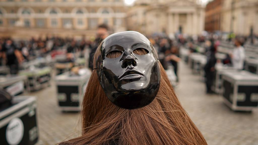 Beschäftigte der Unterhaltungsindustrie versammeln sich auf der Piazza del Popolo, um gegen die Wirtschaftspolitik der italienischen Regierung während der Corona-Panemie zu protestieren und die Wiedereröffnung ihrer Geschäfte zu fordern. Foto: Andrew Medichini/AP/dpa