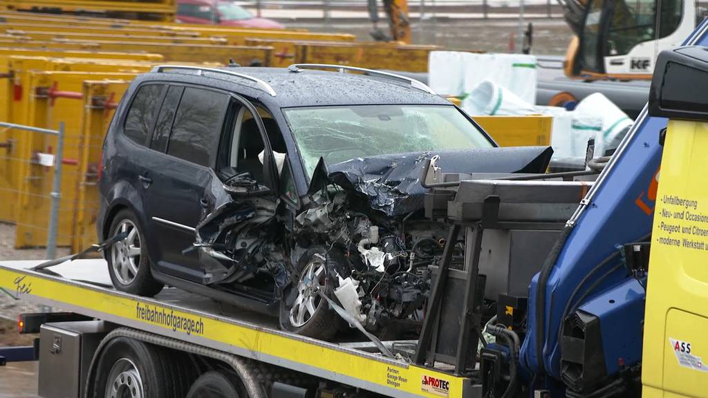 Lieferwagen gerät in Effretikon auf Gegenfahrbahn: Drei Verletzte