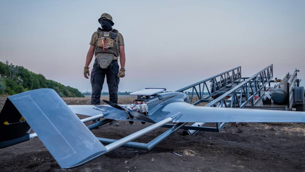 ARCHIV - Ein ukrainischer Soldat bereitet an einem nicht genannten Ort in der Ukraine eine «Chaklun»-Angriffsdrohne vor, die für Tiefenangriffe auf russische Stellungen auf der Krim eingesetzt wird. Foto: Dan Bashakov/AP/dpa