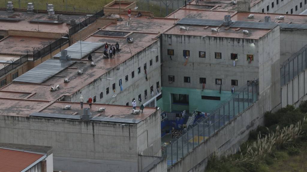 Blick auf das Turi-Gefängnis, wo Dutzende von Gefängniswärtern und Polizisten von den Insassen entführt wurden. Foto: Xavier Caivinagua/AP/dpa