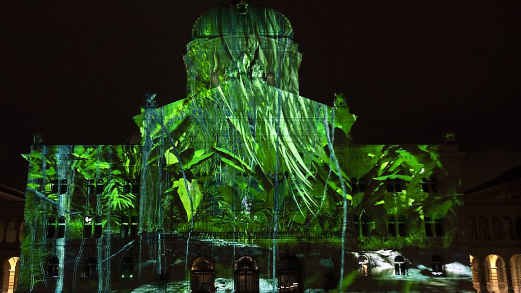 Das Lichtspektakel «Rendez-vous Bundesplatz» in Bern nimmt die vergangenes Jahr abgebrochene Show «Planet Hope» diesen Herbst wieder auf. (Archivbild)
