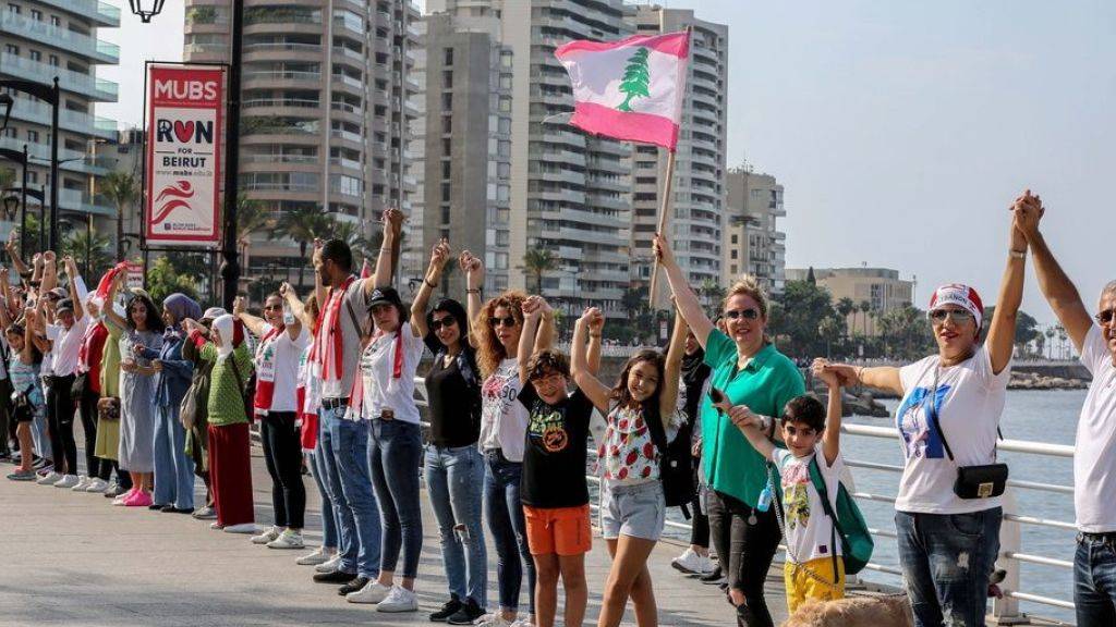 Tausende Libanesinnen und Libanesen bildeten eine 170-Kilometer lange Menschenkette vom Norden in den Süden - wie hier an der Corniche in Beirut.