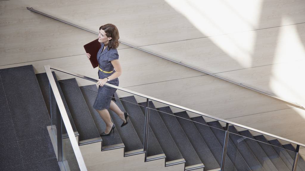 Geschäftsfrau aufsteigender Bürotreppe