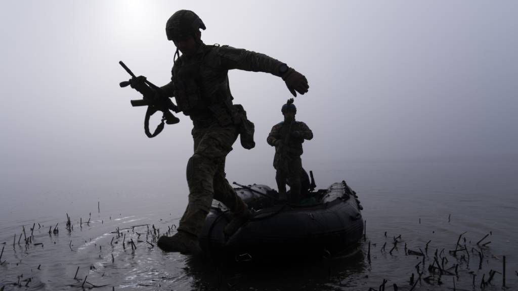 Nach den Vorstößen ukrainischer Truppen über den Dnipro bei Cherson im Süden der Ukraine dauern die schweren Kämpfe in der Region an. Foto: Mstyslav Chernov/AP/dpa