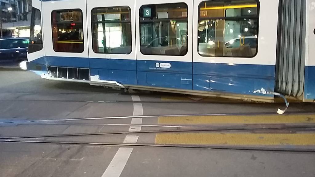 Tram entgleist: Beim Albisriederplatz kollidieren zwei Tramwagons
