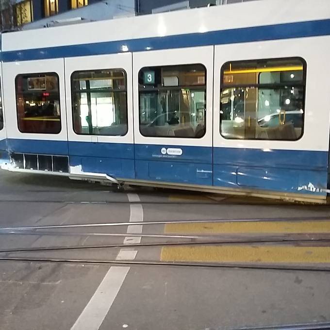 Tram entgleist: Beim Albisriederplatz kollidieren zwei Tramwagons