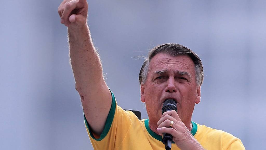 ARCHIV - Der ehemalige brasilianische Präsident Jair Bolsonaro dementiert Putschpläne. Foto: Ettore Chiereguini/AP/dpa