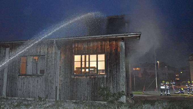 Brand in einer alten Scheune – Polizei sucht Zeugen