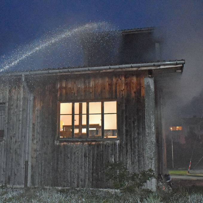 Brand in einer alten Scheune – Polizei sucht Zeugen