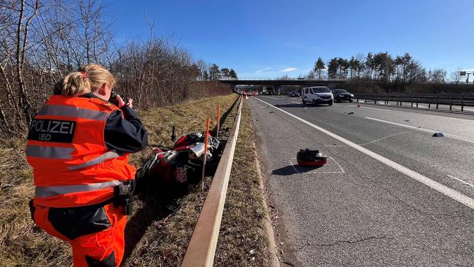 78-jähriger Motorradfahrer kracht bei Wangen ZH in Lieferwagen