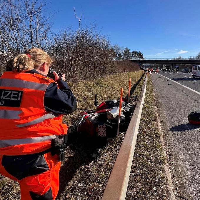 78-jähriger Motorradfahrer kracht bei Wangen ZH in Lieferwagen