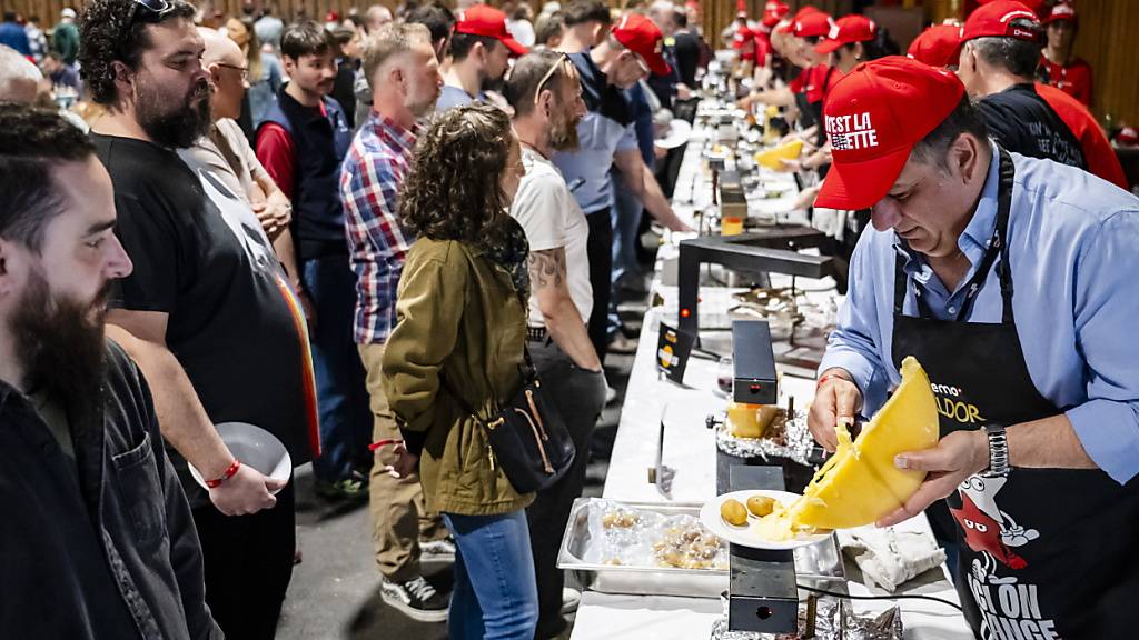 Zum ersten Mal fand am Samstagabend in Martigny im Wallis ein Raclette mit fast 4900 Gästen statt.