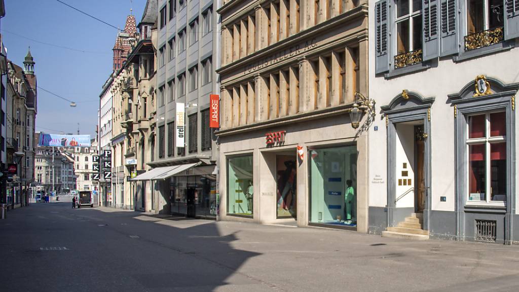 Der Lockdown wegen der Coronavirus-Pandemie hat die Umsätze im Detailhandel einbrechen lassen - im Bild die menschenleere Freie Strasse in Basel im März. (Archivbild)