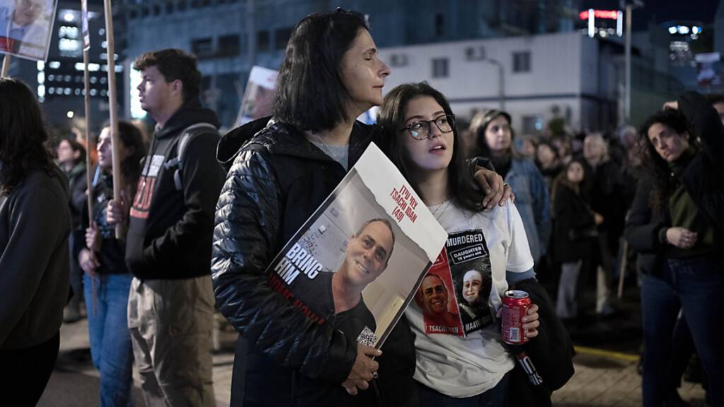 Frauen hören einem Redner während einer wöchentlichen Kundgebung zu, bei der die Freilassung von Geiseln gefordert wird. Foto: Maya Alleruzzo/AP