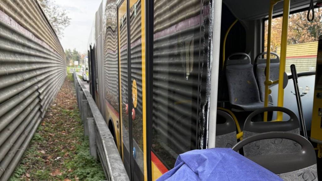 Die Fahrgäste konnten das Postauto weitgehend unverletzt verlassen.