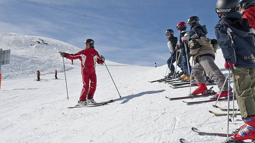 Schweizer Skilehrer versprechen: In drei Tagen lernen Anfänger zwischen 9 und 99 Jahren das Skifahren. (Symbolbild)