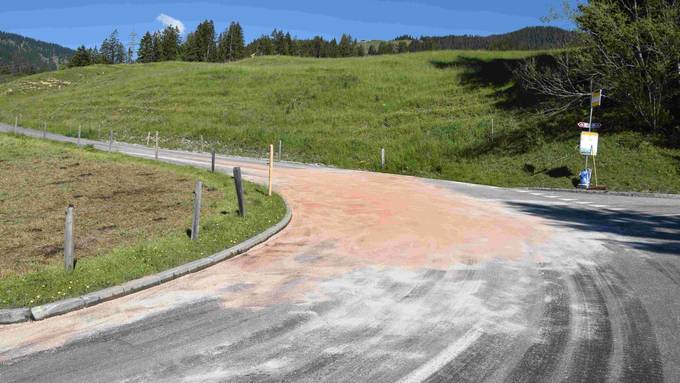 Verkehrsunfall mit Dieseltank am Glaubenberg