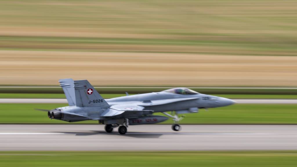 Fünf solche F/A-18-Kampfflugzeuge der Schweizer Luftwaffe heben Richtung Griechenland ab. Dort werden sie an einer der grössten Nato-Übungen Europas teilnehmen. (Archivbild)