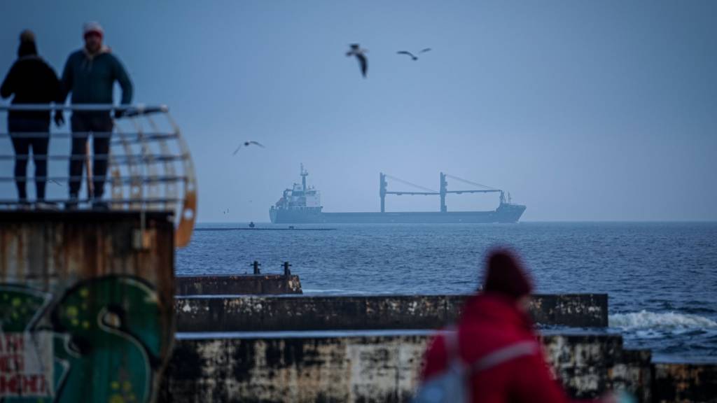 ARCHIV - Ein Frachter läuft am frühen Morgen aus dem Hafen von Odessa auf das Schwarze Meer aus. Foto: Kay Nietfeld/dpa