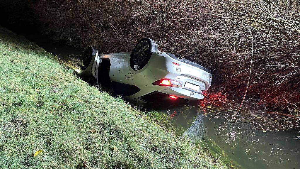 Der alkoholisierte Autofahrer wurde bei dem Selbstunfall in Balterswil TG nur leicht verletzt.