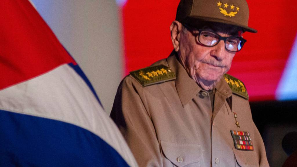 ARCHIV - Der ehemalige kubanische Präsident Raul Castro betrachtet die kubanische Flagge während seiner Rede auf der Veranstaltung zum 65. Jahrestag des Sieges der Revolution: Foto: Ismael Francisco/AP/dpa