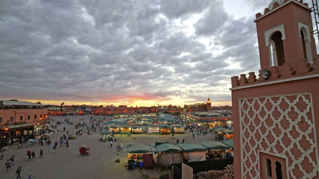 ARCHIV - Der zentrale Platz Djemaa el-Fna in Marrakesch. (Archivbild) Foto: Robert Günther/dpa-tmn