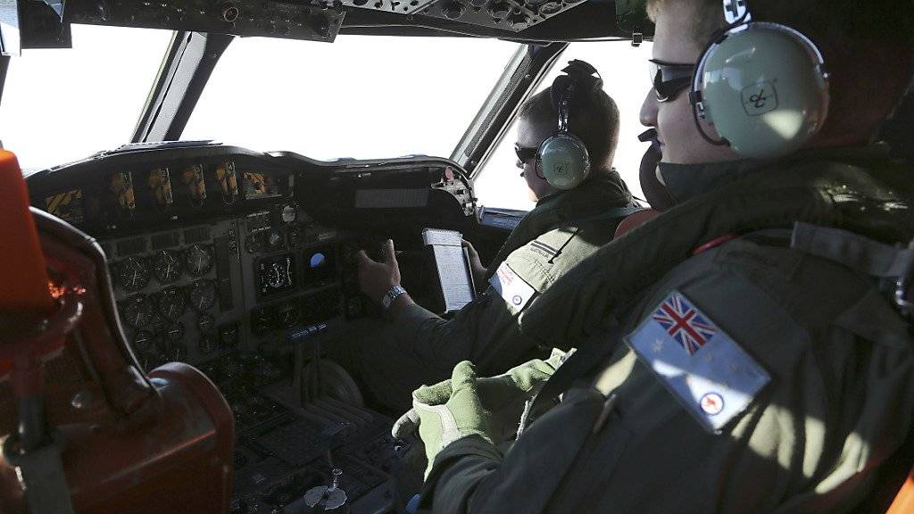Eine australische Militärmaschine fliegt über das mutmassliche Absturzgebiet von MH370. Die Suche nach Trümmern im Wasser blieb ohne Erfolg. (Archivbild)