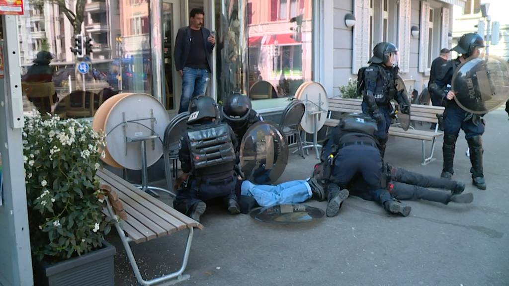 1. Mai-Nachdemo in Zürich: Polizei nimmt  Demonstrierende fest
