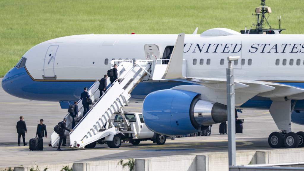 Das Flugzeug «Air Force Two» steht auf dem Flugplatz in Emmen LU bereit für die Abreise von US-Vizepräsident JD Vance.