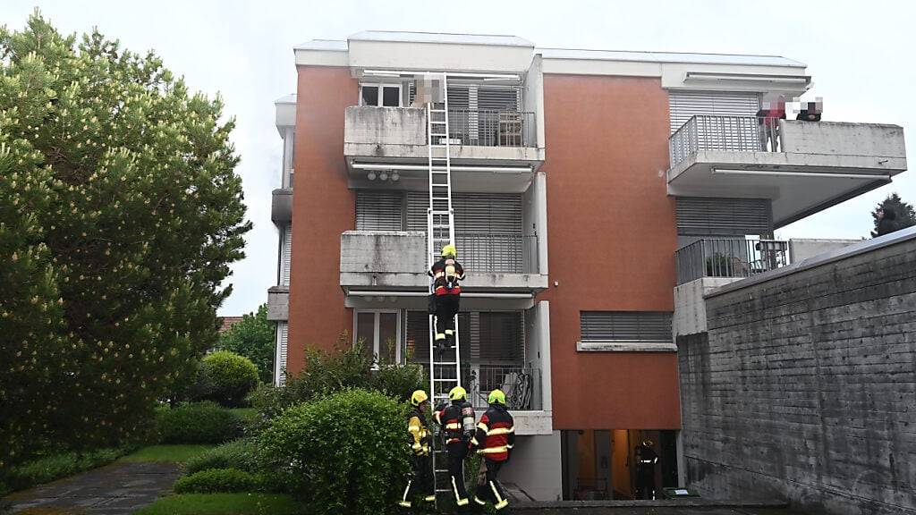 Wegen des dichten Rauchs im Treppenhaus des Sechsfamilienhauses in Sargans musste die Feuerwehr die Bewohner von Balkonen und vom Dach retten.