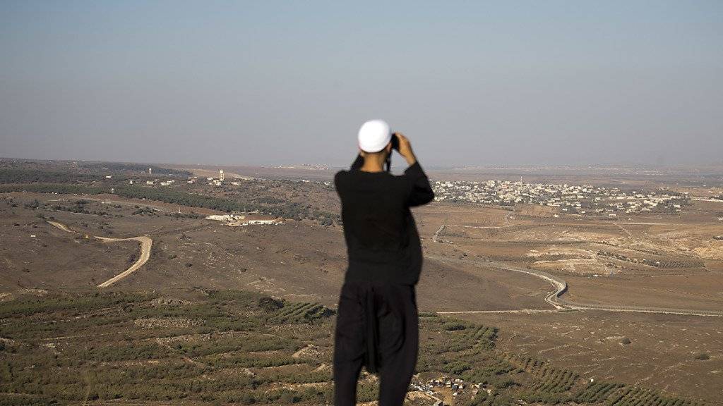 Ein Mann blickt von den israelischen Golanhöhen nach Syrien. Geht es nach Russland, soll die Waffenruhe in Syrien verlängert werden. (Archiv)