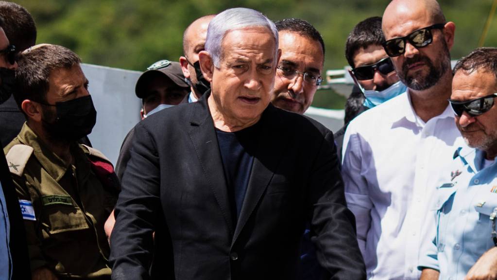 Benjamin Netanjahu (M), Ministerpräsident von Israel, besucht den Ort, wo am frühen Freitag während des jüdischen religiösen Festes Lag BaOmer im Norden Israels Dutzende von Gläubigen bei einer Massenpanik getötet wurden. Foto: Ilia Yefimovich/dpa